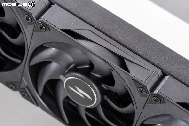 微星 GeForce RTX 5090 32G Lightning Z 顯示卡開箱實測 打造效能天花板 全球限量 1300 張的超頂之作