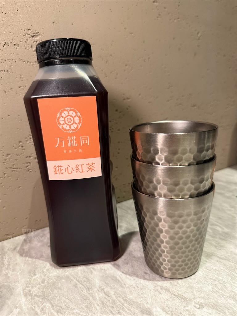 先爆炒再煮，湯頭鮮香濃郁又回甘，必點秘製滷肉飯、手打鮮蝦滑