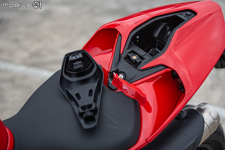 點我看大圖 DUCATI Streetfighter V2 S試駕報告|新年就要紅的喜氣、滿滿都是操駕樂趣!