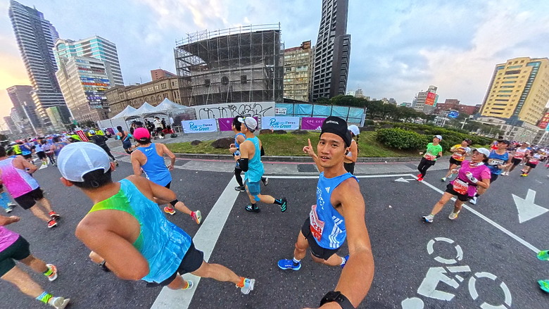 (映像運動) “2025臺北馬拉松 EP3”找回成功挑戰初馬的感動in 2025臺北馬拉松 42k(天氣：陰雨、起跑氣溫：20、濕度：84%)