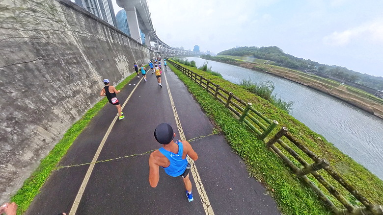(映像運動) “2025臺北馬拉松 EP3”找回成功挑戰初馬的感動in 2025臺北馬拉松 42k(天氣：陰雨、起跑氣溫：20、濕度：84%)