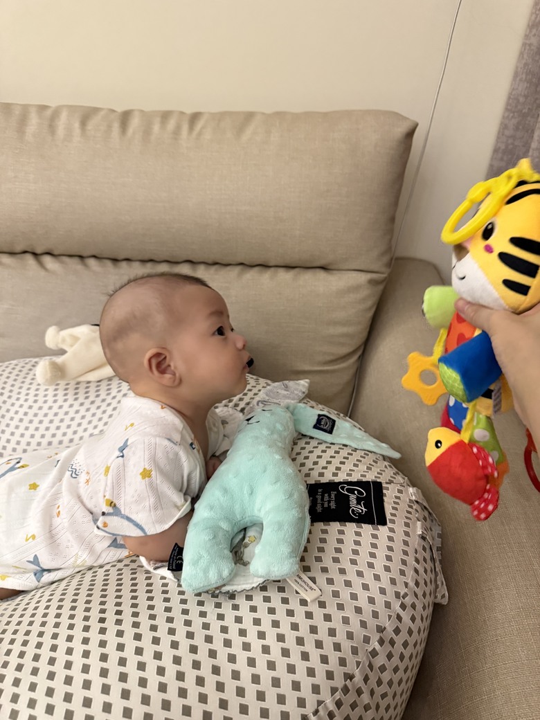 分享親自使用育兒好物-gunite 寶寶懶骨頭包覆機能親子互動窩