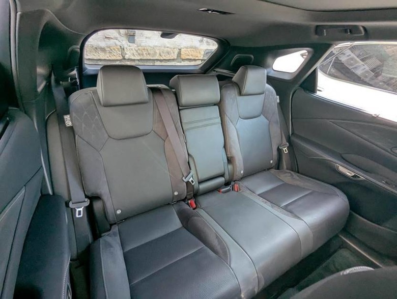 Lexus RX350h vs. Volvo XC60 B5 Ultra