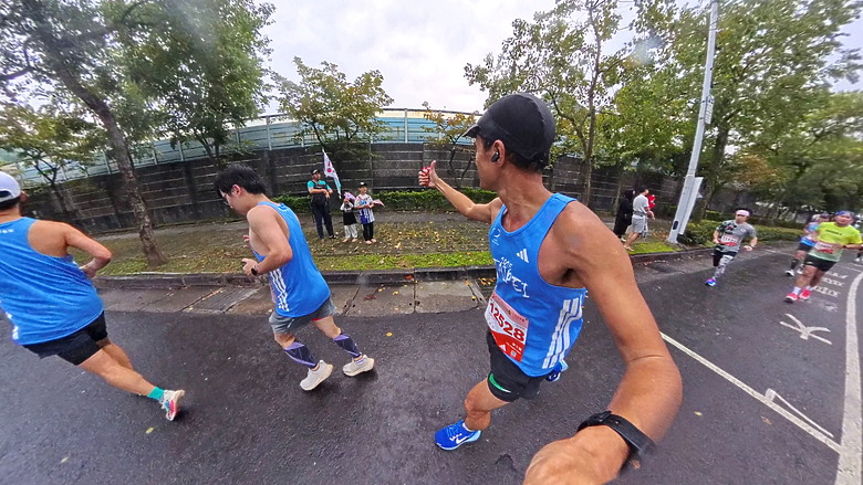 (映像運動) “2025臺北馬拉松 EP3”找回成功挑戰初馬的感動in 2025臺北馬拉松 42k(天氣：陰雨、起跑氣溫：20、濕度：84%)