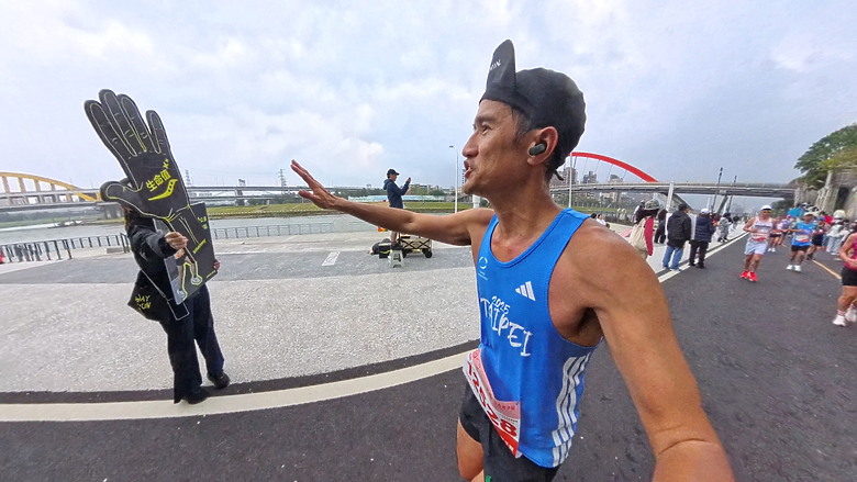 (映像運動) “2025臺北馬拉松 EP3”找回成功挑戰初馬的感動in 2025臺北馬拉松 42k(天氣：陰雨、起跑氣溫：20、濕度：84%)