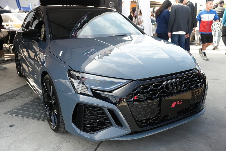 點我看大圖 港邊的引擎咆哮,高雄移動時尚週超熱鬧!AUDI RS3 帶你感受賽車 DNA