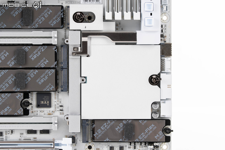 技嘉 X870E AORUS MASTER X3D ICE 主機板開箱實測 以完整周邊配置搭配 AI 加速性能