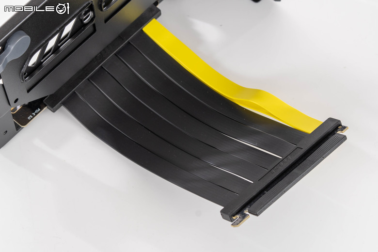 微星 GeForce RTX 5090 32G Lightning Z 顯示卡開箱實測 打造效能天花板 全球限量 1300 張的超頂之作