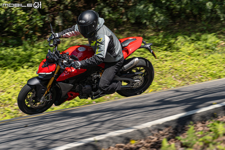 點我看大圖 DUCATI Streetfighter V2 S試駕報告|新年就要紅的喜氣、滿滿都是操駕樂趣!