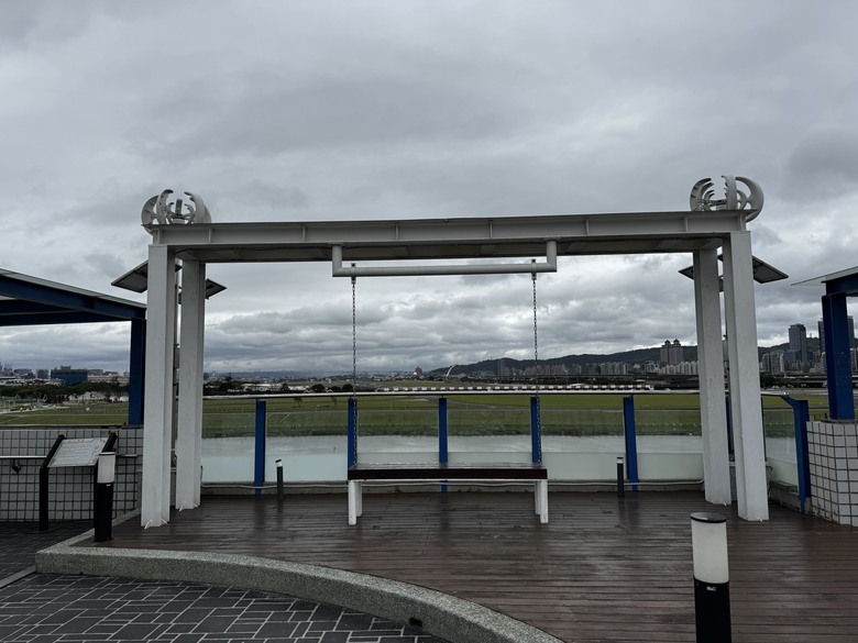 【小惡魔驫到成功】新年不跑遠，在城市裡找一片空地，帶著孩子內湖運動公園放電去