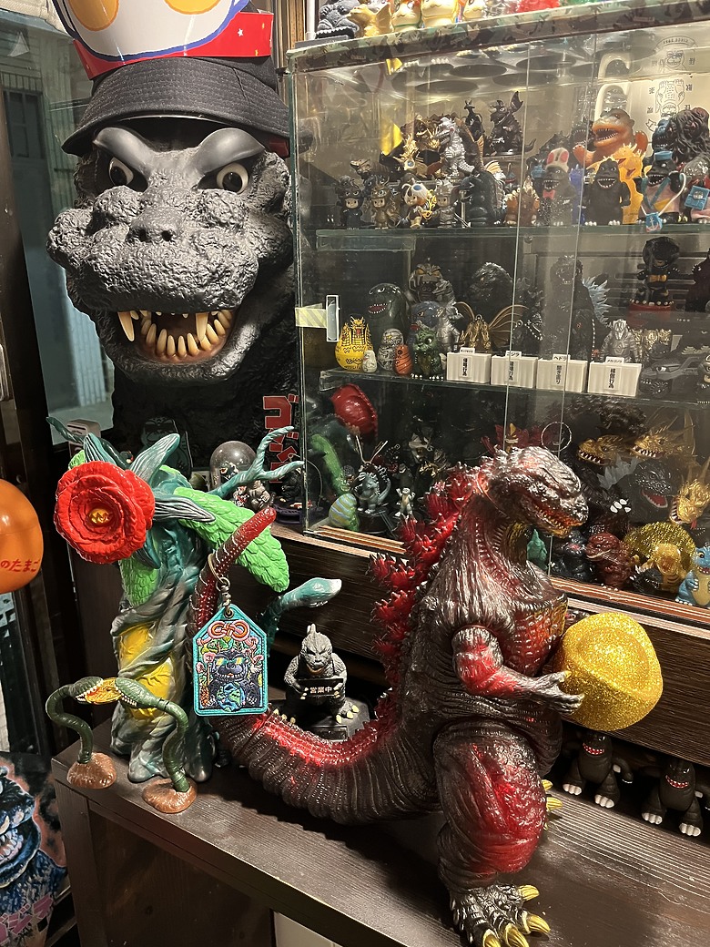 【小惡魔驫到成功】哥吉拉來襲！高雄鹽埕「怪獸喫茶」咖啡店