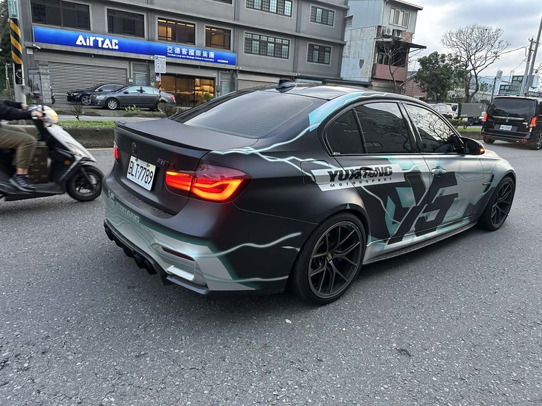 改裝車，撞飛阿姨