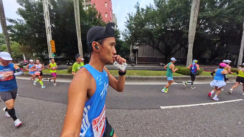 (映像運動) “2025臺北馬拉松 EP3”找回成功挑戰初馬的感動in 2025臺北馬拉松 42k(天氣：陰雨、起跑氣溫：20、濕度：84%)