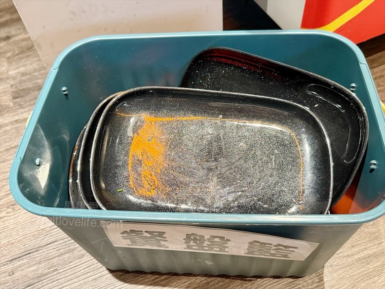 先爆炒再煮，湯頭鮮香濃郁又回甘，必點秘製滷肉飯、手打鮮蝦滑