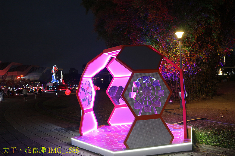 2026台北燈節花博展區盛大登場 從變形金剛到台北隊熊讚 打造科幻與地景交織的奇幻森林