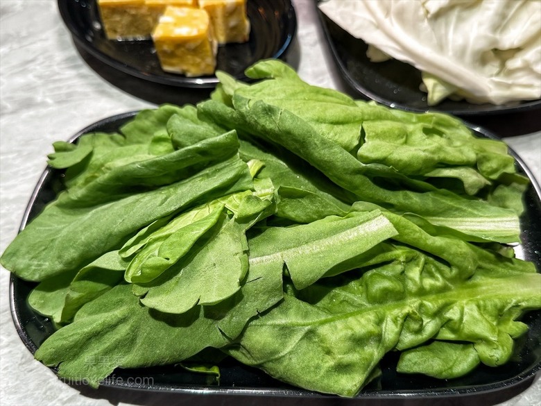 先爆炒再煮，湯頭鮮香濃郁又回甘，必點秘製滷肉飯、手打鮮蝦滑