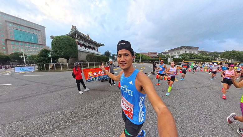(映像運動) “2025臺北馬拉松 EP3”找回成功挑戰初馬的感動in 2025臺北馬拉松 42k(天氣：陰雨、起跑氣溫：20、濕度：84%)