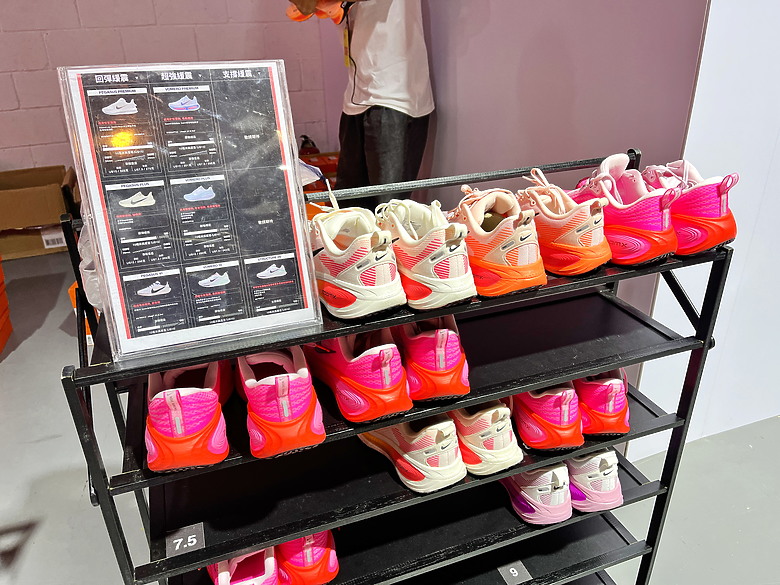 點我看大圖 (映像運動)“2025臺北馬拉松 EP2”探訪酷炫運動科技、在絢麗都會燈火下夜跑暖身at Nike科技探索日& NRC城市跑步系列in台北站