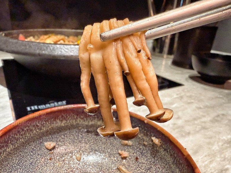 先爆炒再煮，湯頭鮮香濃郁又回甘，必點秘製滷肉飯、手打鮮蝦滑