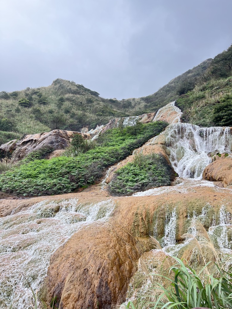 【小惡魔驫到成功】陰雨中的金瓜石更迷人|十三層遺址、陰陽海、黃金瀑布一次走訪小旅行