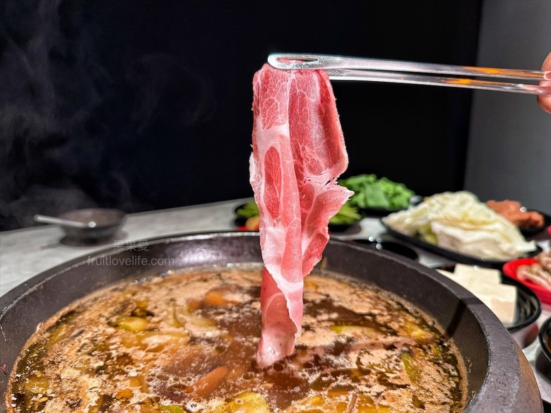 先爆炒再煮，湯頭鮮香濃郁又回甘，必點秘製滷肉飯、手打鮮蝦滑