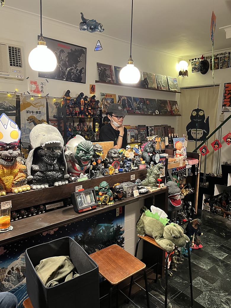 【小惡魔驫到成功】哥吉拉來襲！高雄鹽埕「怪獸喫茶」咖啡店