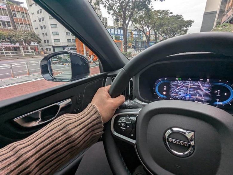 Lexus RX350h vs. Volvo XC60 B5 Ultra