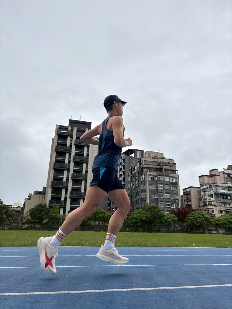 點我看大圖 《跑鞋開箱》無板也強悍:特步xtep「兩千公里 5.0 PRO 」旗艦競訓鞋實測!