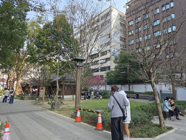 【小惡魔驫到成功】桃園77藝文町-日式老屋群落丨霸味薑母鴨-中壢店 薑味濃炭火旺