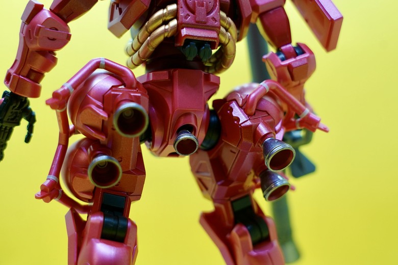 和你製作1/144 HG 夏亞專用薩克，加入馬年元素！