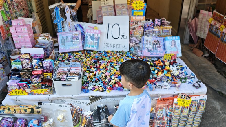 【小惡魔驫到成功】我們家的兩天一夜露營車老街之旅 - 仙草博物館 / 關西鎮農會 / 內灣老街 / 威尼斯露營車 / 溫家果園採橘子 / 紅鱻小館