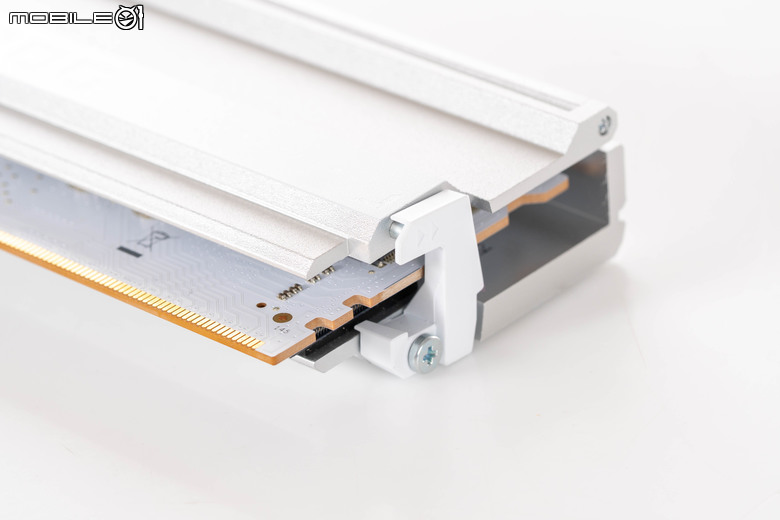 ROG CROSSHAIR X870E GLACIAL 主機板開箱實測 不光配置性能頂尖 更具備雙 10 GbE 海量高速傳輸