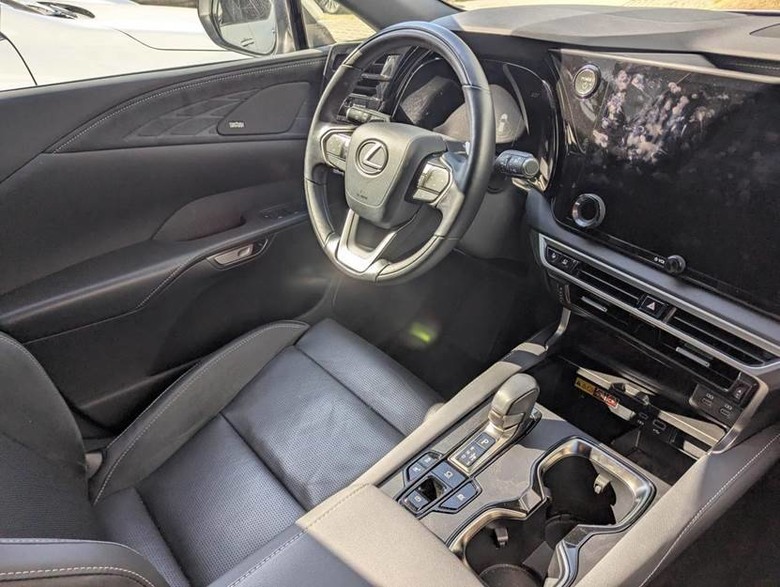 Lexus RX350h vs. Volvo XC60 B5 Ultra