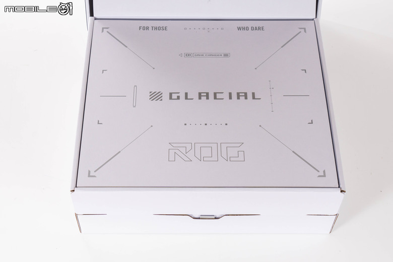ROG CROSSHAIR X870E GLACIAL 主機板開箱實測 不光配置性能頂尖 更具備雙 10 GbE 海量高速傳輸