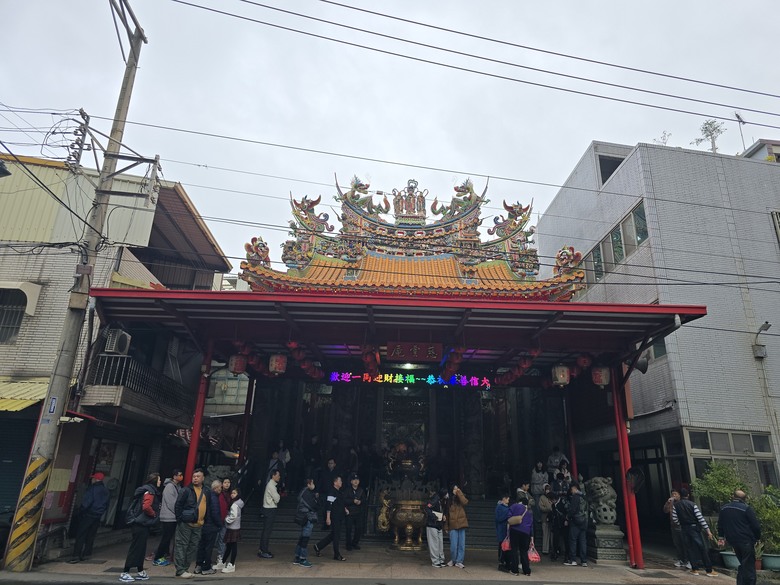 【小惡魔驫到成功】新竹駿馬迎福∣小年夜內天后宮 恁擲筊賜福好運到∣除夕夜境福宮拜主公燒頭香 錢母美金福氣來∣ 大年初一慈雲庵新春里長馬年有福小紅包
