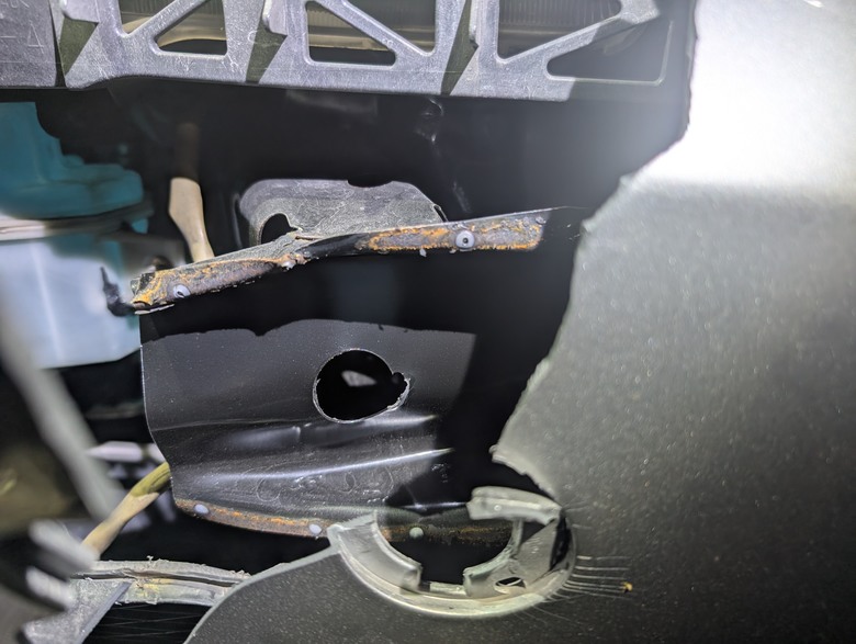 保險桿拖車勾被道路救援車子拉壞