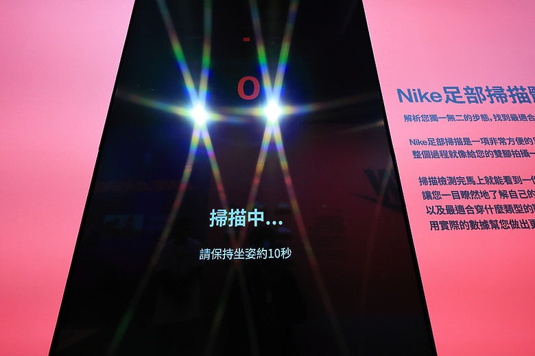 點我看大圖 (映像運動)“2025臺北馬拉松 EP2”探訪酷炫運動科技、在絢麗都會燈火下夜跑暖身at Nike科技探索日& NRC城市跑步系列in台北站