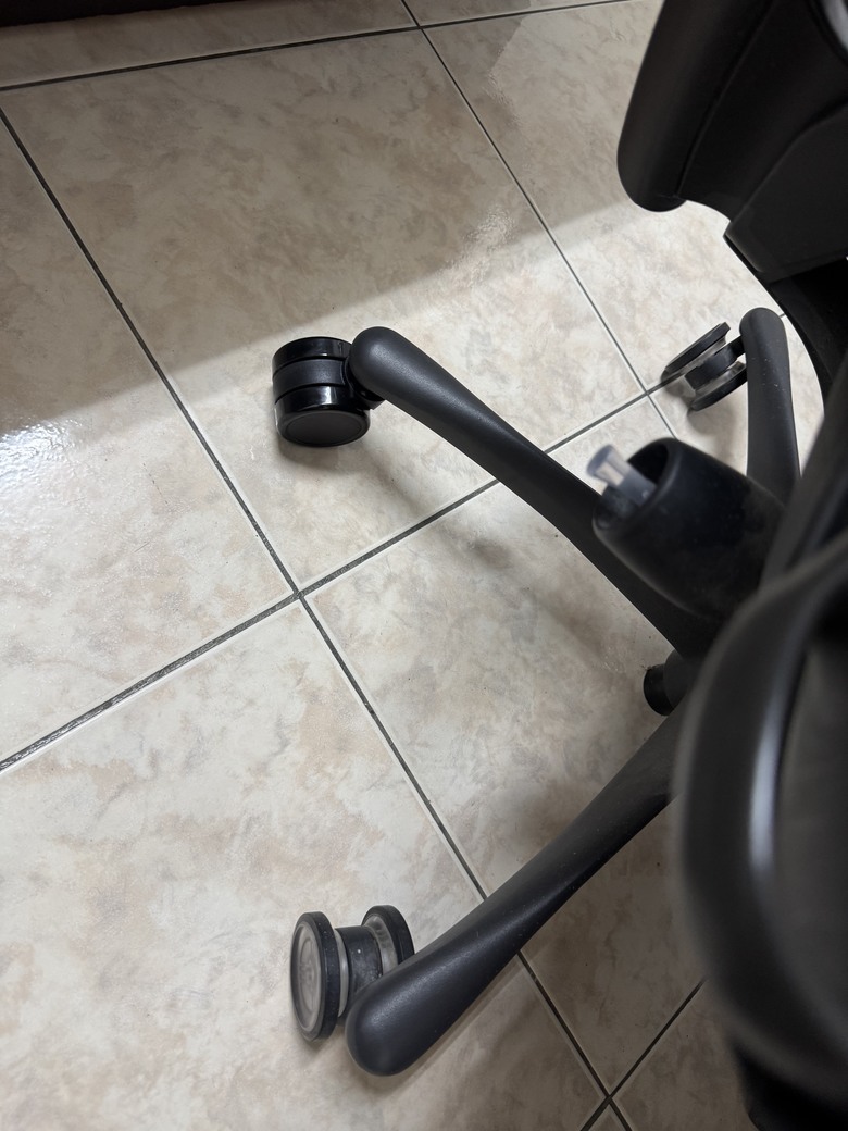 人體工學椅Embody 輪子更換（平均一顆不到 100 元，保固 5 年）