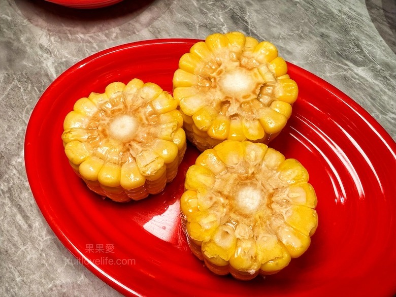 先爆炒再煮，湯頭鮮香濃郁又回甘，必點秘製滷肉飯、手打鮮蝦滑