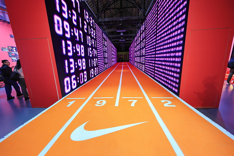 點我看大圖 (映像運動)“2025臺北馬拉松 EP2”探訪酷炫運動科技、在絢麗都會燈火下夜跑暖身at Nike科技探索日& NRC城市跑步系列in台北站