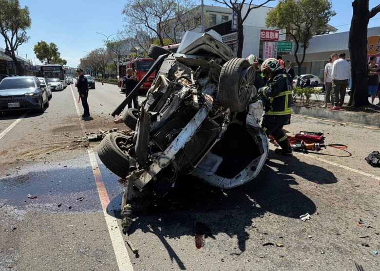 台中 進口車撞路樹 噴飛翻車