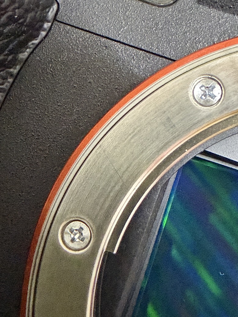 請問各位大大卡口上的裂痕這樣是正常的嗎