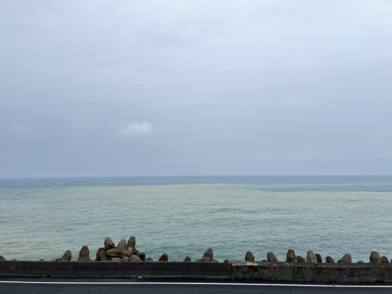【小惡魔驫到成功】陰雨中的金瓜石更迷人|十三層遺址、陰陽海、黃金瀑布一次走訪小旅行
