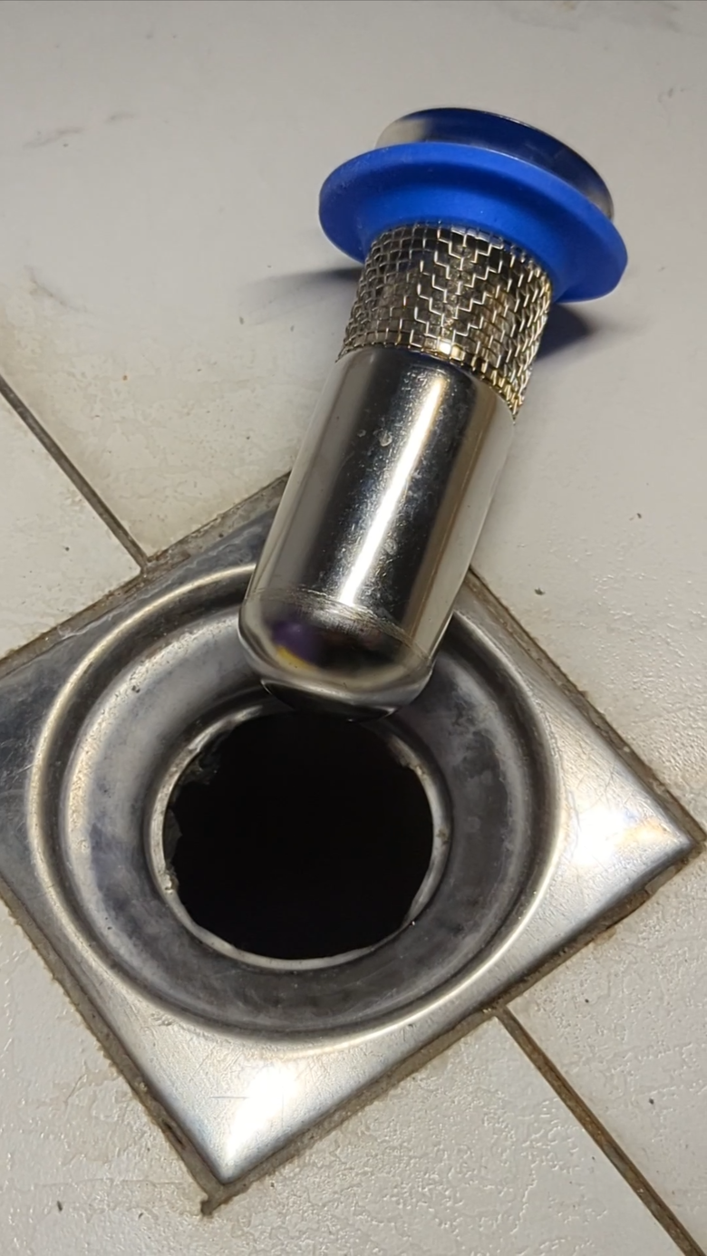 水電工具做細活 -- 移除地上排水口的十字金屬擋