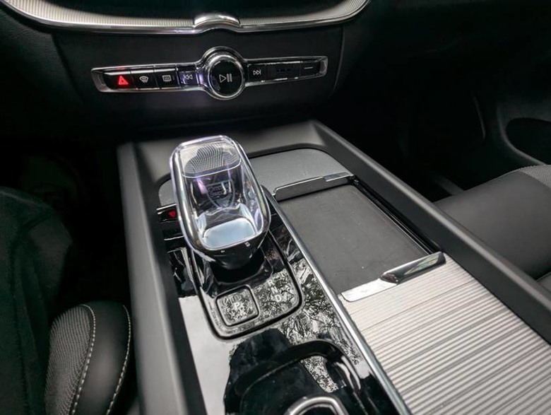 Lexus RX350h vs. Volvo XC60 B5 Ultra
