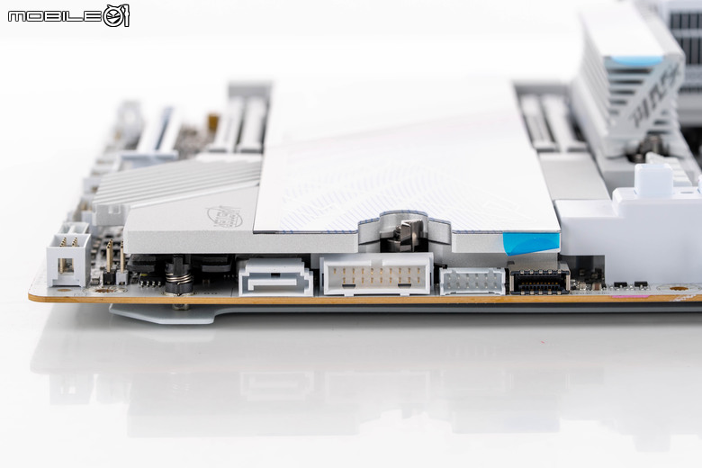 技嘉 X870E AORUS MASTER X3D ICE 主機板開箱實測 以完整周邊配置搭配 AI 加速性能