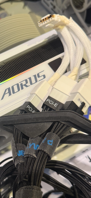 AORUS MASTER ICE 5090接頭燒了