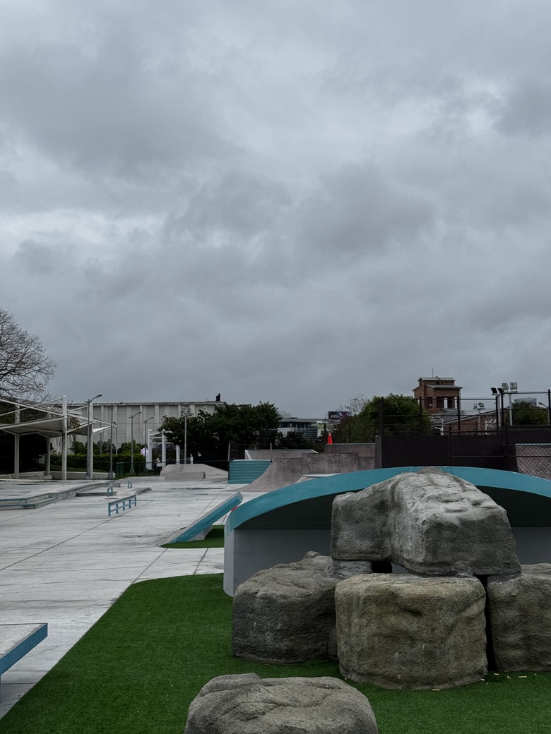 【小惡魔驫到成功】新年不跑遠，在城市裡找一片空地，帶著孩子內湖運動公園放電去