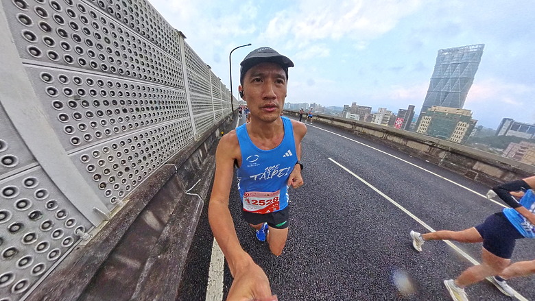 (映像運動) “2025臺北馬拉松 EP3”找回成功挑戰初馬的感動in 2025臺北馬拉松 42k(天氣：陰雨、起跑氣溫：20、濕度：84%)