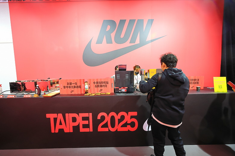 點我看大圖 (映像運動)“2025臺北馬拉松 EP2”探訪酷炫運動科技、在絢麗都會燈火下夜跑暖身at Nike科技探索日& NRC城市跑步系列in台北站